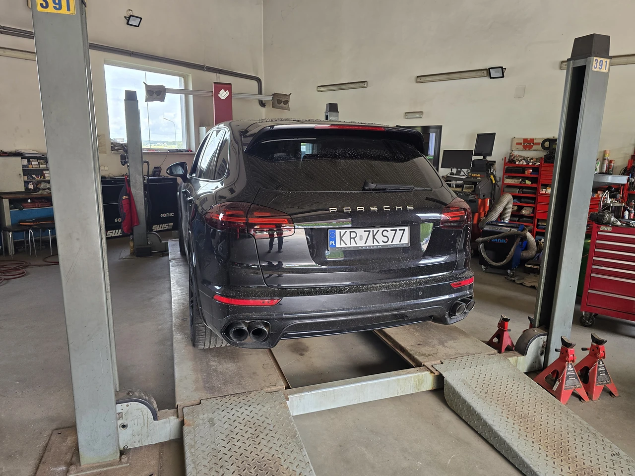 Porsche na stanowisku serwisowym