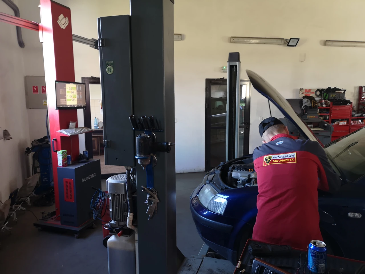Mechanik podczas pracy przy samochodzie